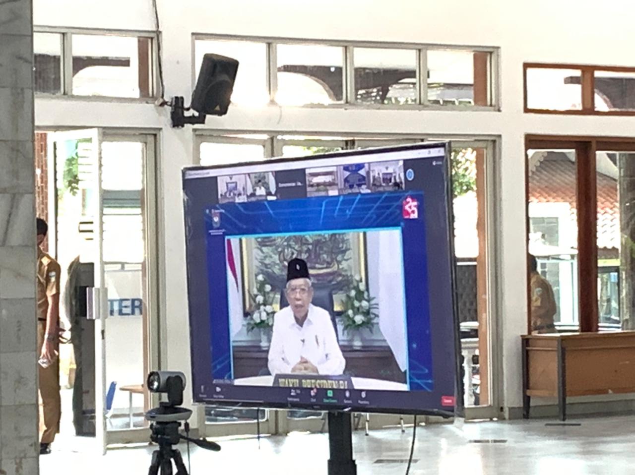 Wakil Bupati Garut, dr. Helmi Budiman menghadiri kegiatan video conference (vidcon) dalam memperingati Hari Otonomi Daerah XXV Tahun 2021 (Foto: Istimewa)