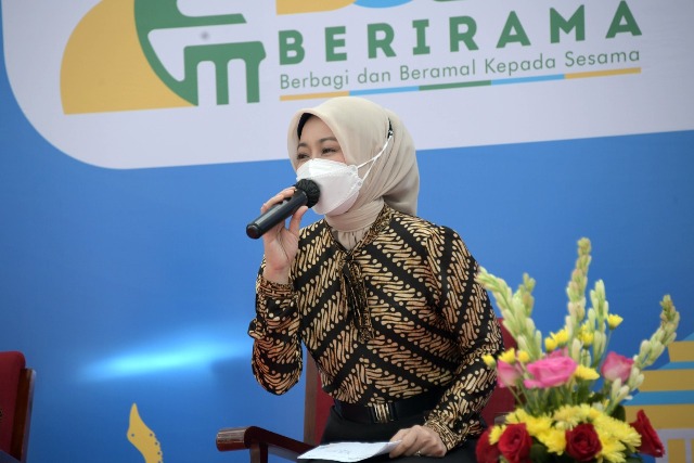 
Ketua TP PKK Provinsi Jawa Barat Atalia Praratya Ridwan Kamil saat memberi preview Bubos 2021 pada acara Jabar Punya Informasi di Gedung Sate Bandung, Jumat (16/4/2021). (Foto: Biro Adpim Jabar)