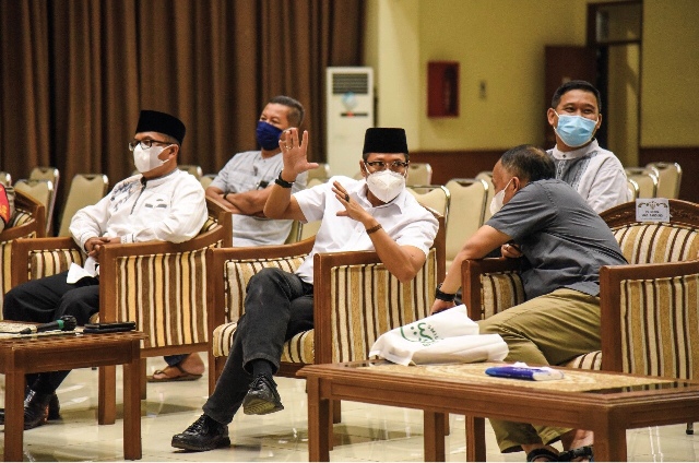 
Pj. Bupati Bandung Dedi Taufik berbincang dengan Pj Sekda Asep Sukmara disela
acara BUBOS di Gedung Mohamad Toha Soreang, Sabtu (24/4/2021). (Foto : Humas Pemkab Bandung)
