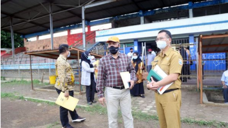 Pimpinan dan Anggota Komisi V DPRD Provinsi Jawa Barat meninjau kondisi Stadion Sangkuriang, Kota Cimahi, Senin (19/4/2021). (Foto : Rizky/Humas DPRD Jabar).