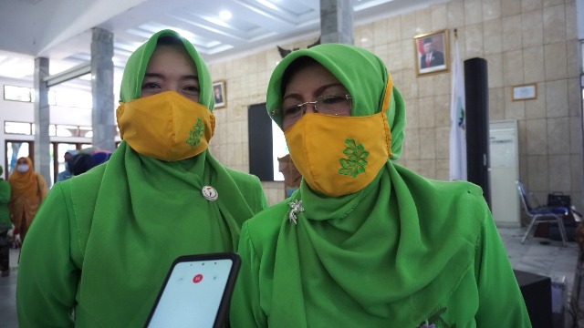 
Kegiatan peringatan ke-142 Hari Kartini  dan Hari Jadi ke-67 GOW yang diselenggarakan oleh DPPKBPPPA Kabupaten Garut, bekerjasama dengan GOW, di Gedung Pendopo Garut, Rabu (21/4/2021).
