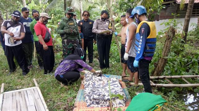 Tim SAR mengidentifikasi jasad Ani Ma'rufah oleh Tim SAR yang sebelumnya dinyatakan hilang. (Foto : Istimewa)