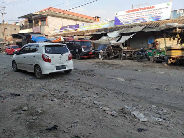 Salah satu ruas jalan selatan Kabupaten Bandung Barat yang rusak (Foto : heny/dara.co.id)