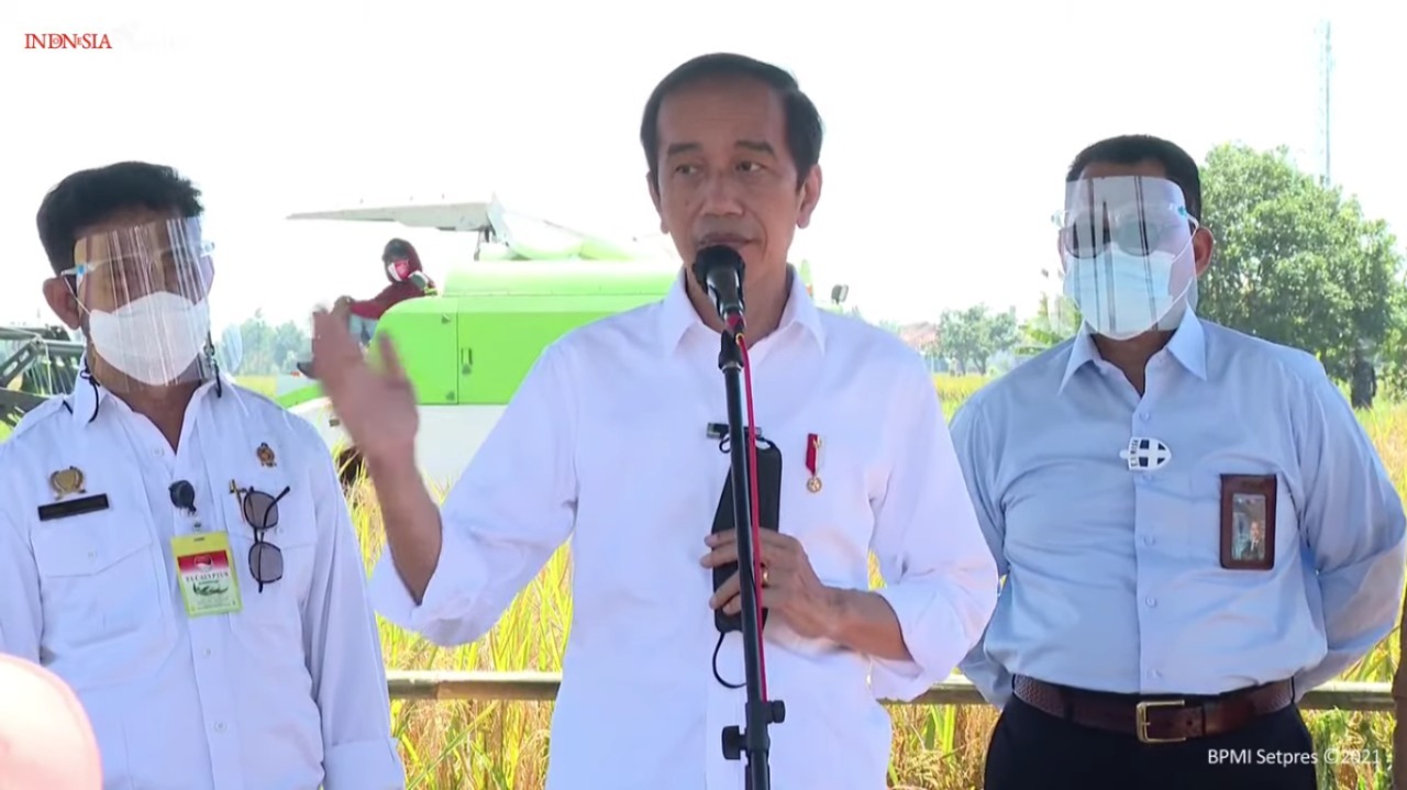 Presiden Joko Widodo (tengah) di Indramayu, Jawa Barat (Foto: Tangkapan Layar Youtube Sekretariat Presiden)