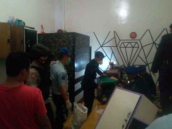 Lapas Kelas IIB Garut bersama Polres Garut dan BNNK melakukan penggeledahan/razia di kamar hunian warga binaan, (Foto: Istimewa)