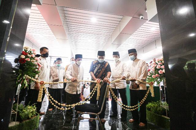  Wali Kota Bandung Oded M Danial meresmikan meresmikan Masjid Ulul Ilmi, Jumat (30/4/2021).(Foto : avila/dara.co.id)
