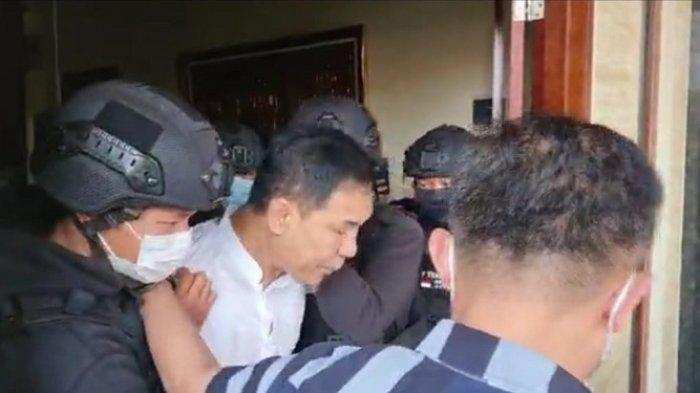 Munarman saat ditangkap Densus 88 Anti Teror (Foto: Istimewa)