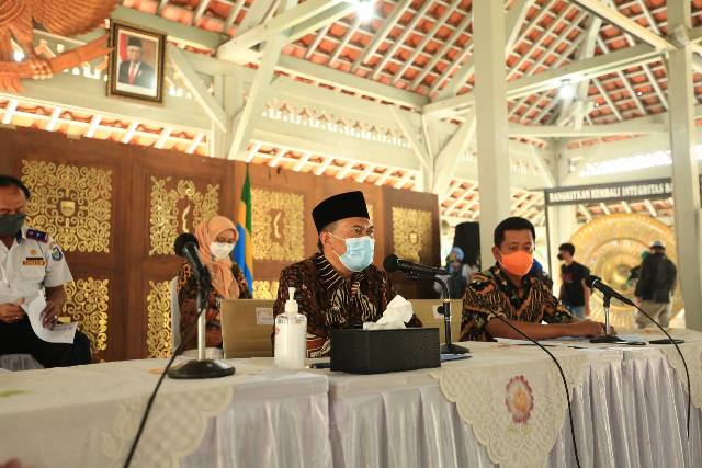 
Wali Kota Bandung yang Juga Ketua Pemulihan Ekonomi Daerah Kota Bandung Oded M Danial memimpin Rapat Terbatas di Pendopo Kota Bandung, Jumat (23/4/2021). (Foto : avila/dara.co.id)