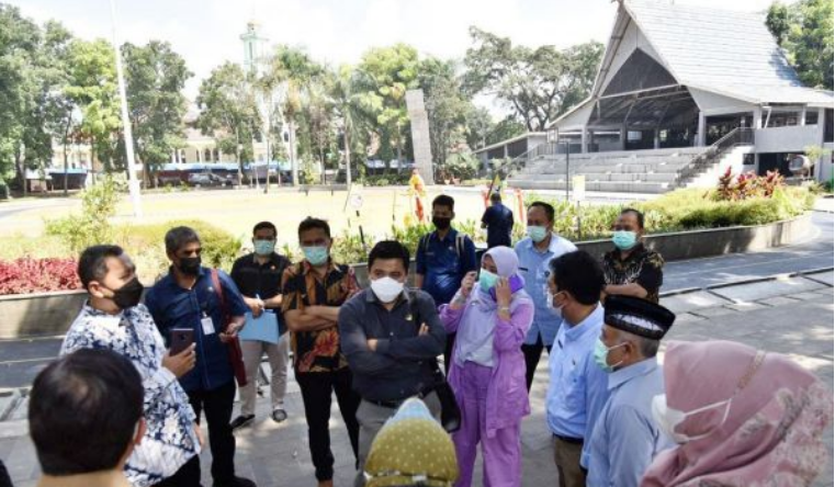 Pimpinan dan Anggota Pansus I DPRD Provinsi Jawa Barat saat meninjau alun-alun Soreang, Kabupaten Bandung (foto: Humas DPRD Jabar/ Fahmi Nauval)