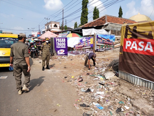 

Kepala Satpol KBB Asep Sehabudin memimpin langsung pengangkutan sampah liar di sekitar Pasar Tagog Padalarang, Jumat (30/4/2021). (Foto : heni/dara.co.id)
