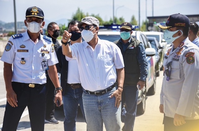 
Penjabat Bupati Bandung, Dr. H. Dedi Taufik Kurohman, M.Si memantau pintu Tol Seroja, sebagai antisipasi arus mudik atau arus piknik pada saat Lebaran. (Foto : Humas Pemkab Bandung)
