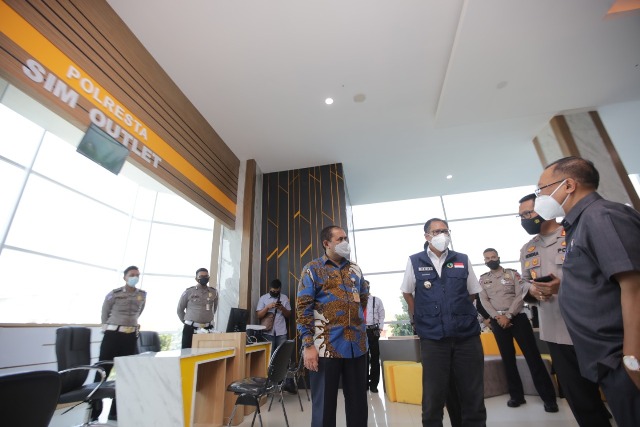 
Pejabat Bupati Bandung, Dedi Taufik (dua kiri) berbinjang dengan Kapolresta
Kombes Pol Hendra Kurniawan, Kejari Kabupaten Bandung Paryono, S.H, usai  Penandatanganan Perjanjian Kerjasama dan Uji Coba Sarana Layanan pada Lantai 2 MPP di Munara Sabilulungan 99 Soreang, Kamis (22/4/2021). (Foto : istimewa)
