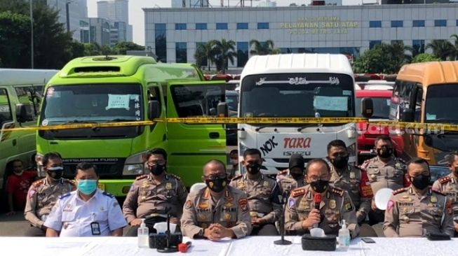 Dirlantas Polda Metro Jaya, Kombes Pol Sambodo Purnomo Yogo saat menyampaikan 115 armada travel gelap telah diamankan. (Foto: Polri)