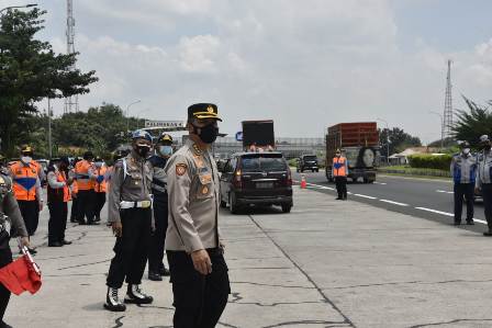 


Kapolresta Cirebon, Kombes Pol M. Syahduddi, S.I.K, M.Si, memimpin penyekatan kendaraan besar di GT Palimanan 4 Tol Palikanci, Minggu (4/4/2021).(Foto : bambang/dara.co.id)
