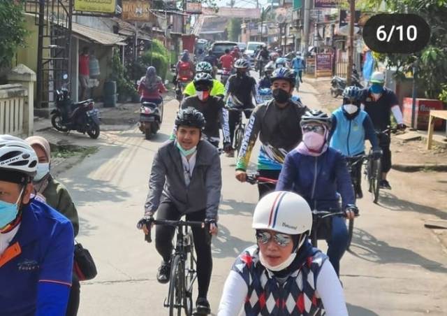 
Wakil Bupati Bandung terpilih Sahrul Gunawan bersepada bersama Kadinkes drg Grace, Kedinsos Nina Setiana mengelilingi Kota Majalaya, Jumat (9/4/2021). (Foto : Tangkap layar Instagram Sahrul Gunawan, @sahrulgunawanofficial)