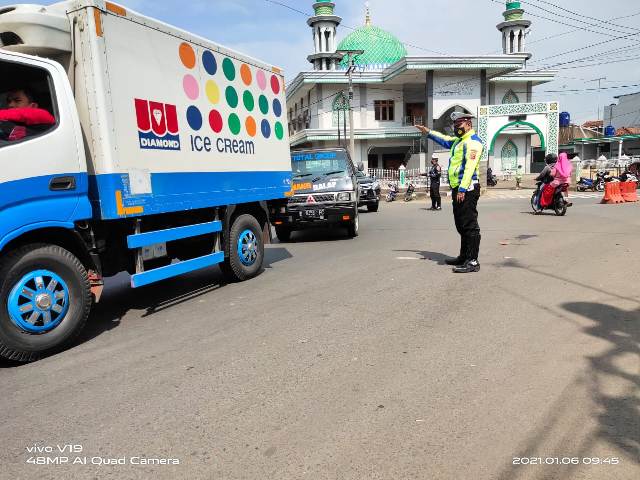 
Anggota Satlantas Polres Garut mengatur lalulintas di pertigaan Malangbong yang merupakan jalan nasional di jalur Selatan Jawa Barat. (Foto : andre/dara.co.id)
