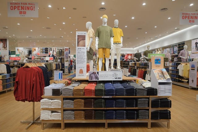 UNIQLO Resinda Park Mall juga menggandeng Usaha Kecil dan Menengah (UKM) sebagai bentuk dukungan terhadap pelaku bisnis lokal dengan menampilkan hasil karya dan produknya pada instalasi corner bertajuk #KARAWANGNEIGHBORHOOD (Foto: Istimewa)