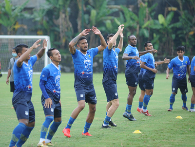 

Para pemain Persib pada sesi latihan di Lapangan YIS Yogyakarta (Foto :PERSIB.co.id)