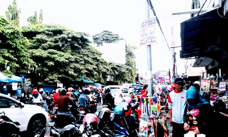 Keramaian di Pujasera Subang (Foto: Deny Suhendar/dara.co.id)