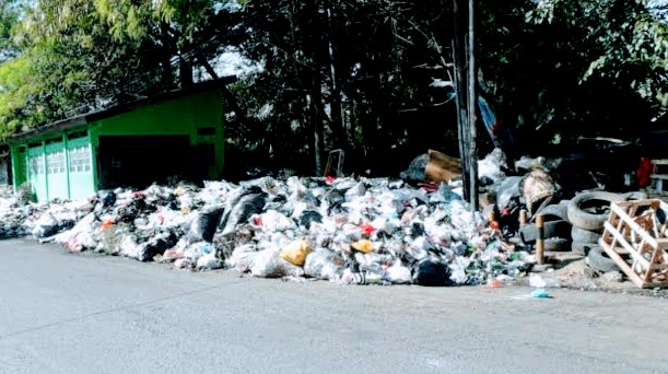 Tumpukan sampah di sudut kota Subang (Foto: Deny Suhendar/dara.co.id)