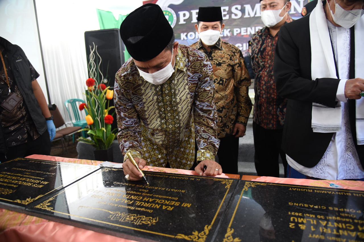 

Bupati Bandung Dadang Supriatna menandatangi prasasti Peresmian Komplek Pendidikan Yayasan Nurul Falah Sekolah Cinta Ilmu (SCI), di Kelurahan Wargamekar, Kecamatan Baleendah, Minggu (30/05/2021). (Foto : Humas Pemkab Bandung)