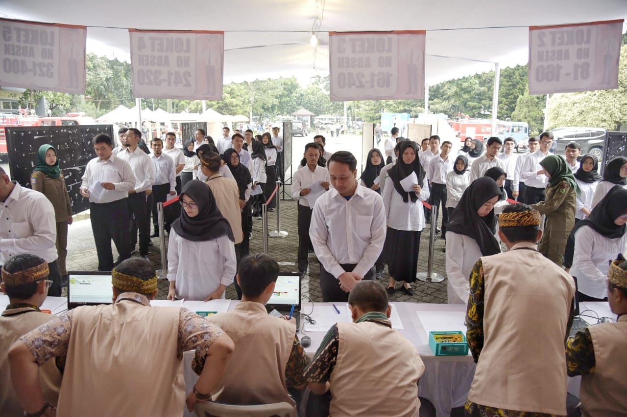 

Pemerintah Kabupaten (Pemkab) Bandung melalui Badan Kepegawaian Sumber Daya Manusia (BKPSDM) membuka pendaftaran CPNS dan CPKK, Jumat (28/5/2021). (Foto : Humas Pemkab Bandung)
