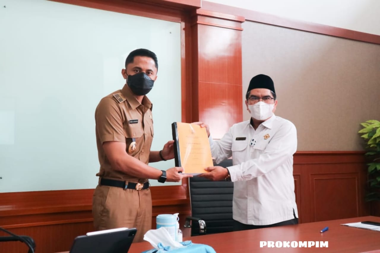 Plt Bupati Bandung Barat Hengki Kurniawan menerima sejumlah temuan di OPD hasil pemeriksaan BPK (Foto: Istimewa)