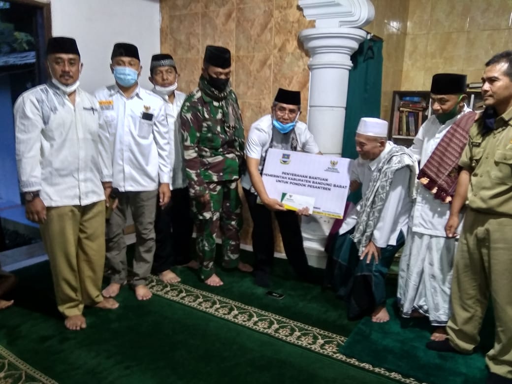 : Camat Cihampelas Jajang Nuryana Arifien menyerahkan bantuan ke Pimpinan Ponpes Nurul Hidayah, KH Hilman Yahya (Foto: Istimewa)