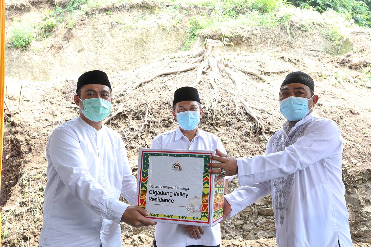 Peletakan batu pertama pembangunan Masjid Al-Hafidz di Cigadung Valley Residence (Foto: Asep/dara.co.id) 
