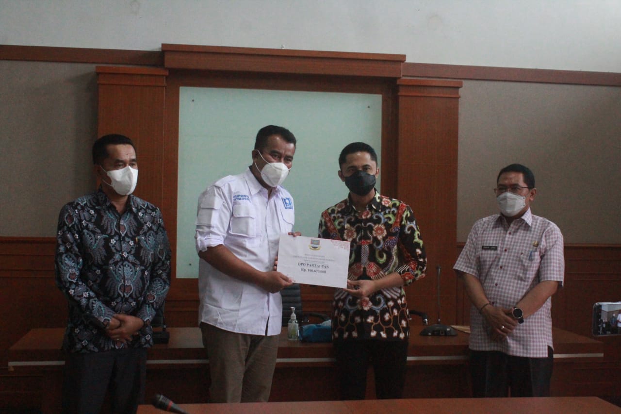 Plt Bupati Bandung Barat Hengki Kurniawan secara simbolis menyerahkan bantuan pada Ketua DPD PAN KBB (Foto: Istimewa)