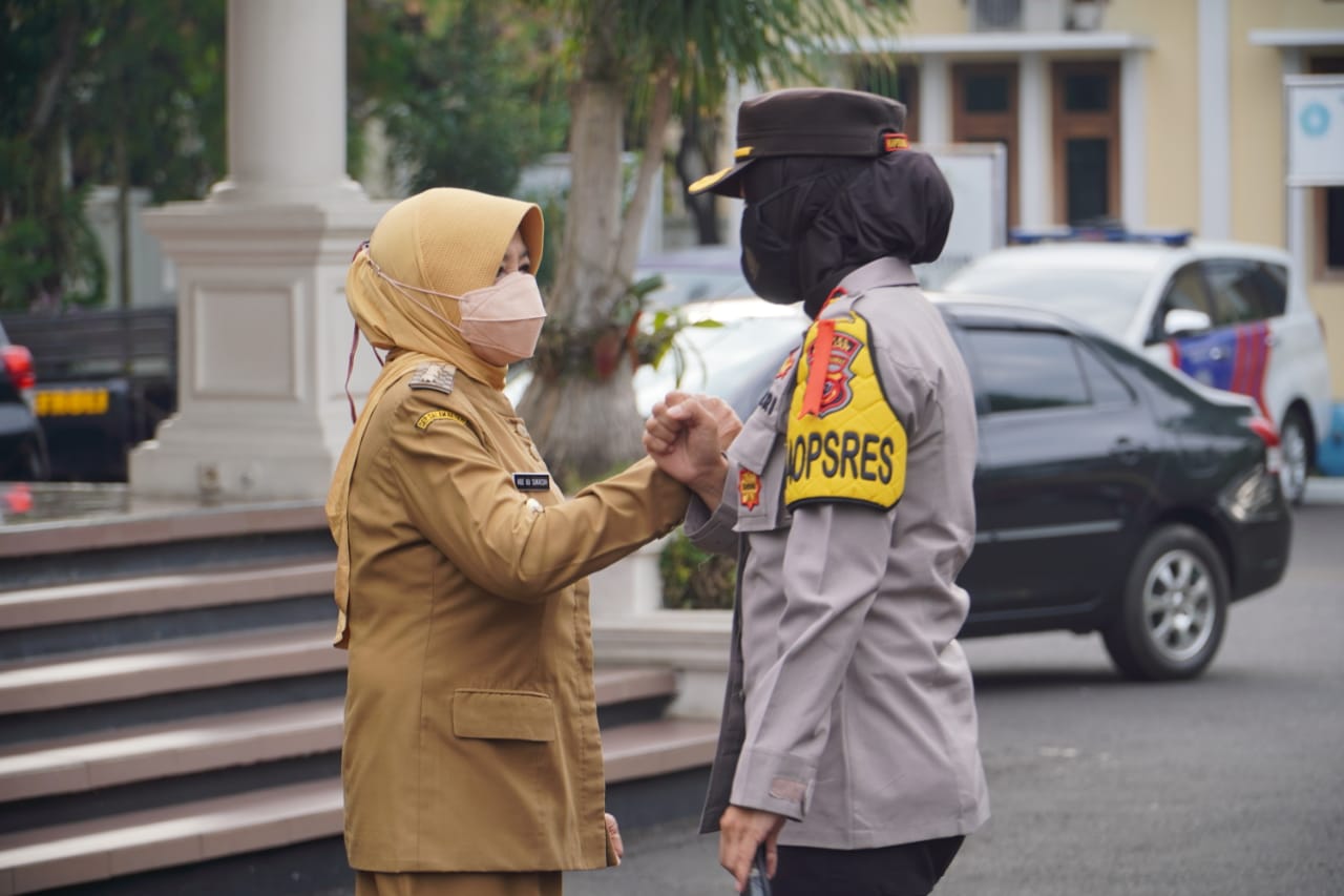 Wali Kota Banjar, Ade Uu Sukaesih dan Kapolres Banjar AKPB Melda Yanny saat tinjau RS Asih Husada (foto: Istimewa)