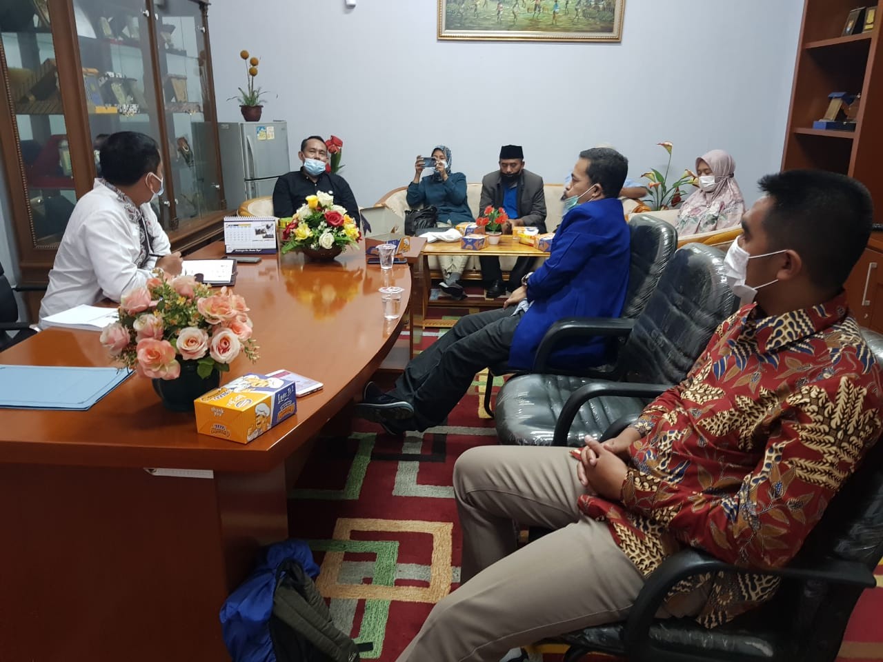 Pengurus harian KONI KBB, bersama perwakilan Cabor menyampaikan keluh kesah seputar anggaran hibah dan persiapan Porprop Jabar pada Ketua DPRD KBB, Rismanto (Foto: Istimewa)