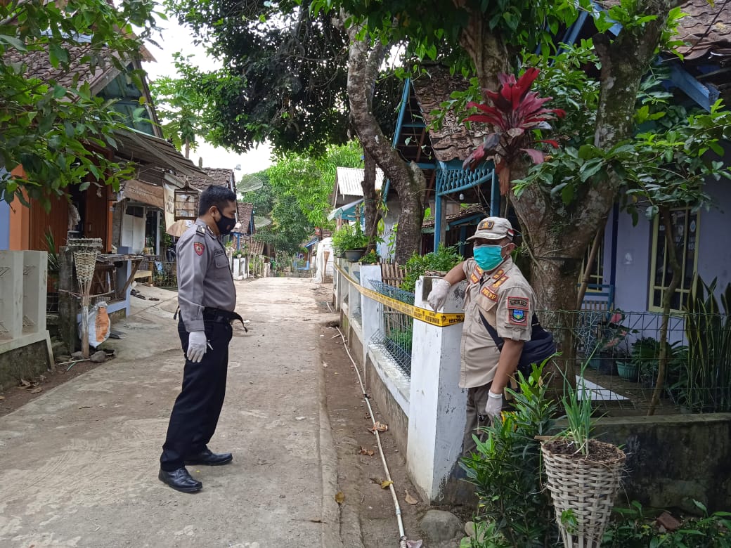 Pemberlakuan Pembatasan Kegiatan Masyarakat (PPKM) di Kampumg Banjarsari, Desa Hegarmanah, Kecamatan Bungbulang, Kabupaten Garut, Senin (24/5/2021).
(Foto: Andre/dara.co.id)