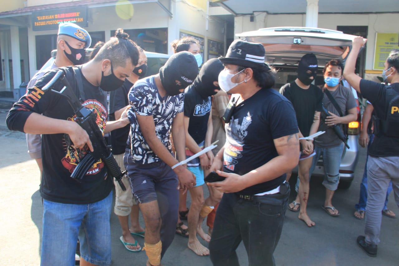 
Tim Jatanras Sat Reskrim Polres Sukabumi Kota meringkus empat anggota geng motor di wilayah Sagaranten Kabupaten Sukabumi, Jumat (28/05/2021) dini hari. Dua pelaku terpaksa ditembak (Foto : riri/dara.co.id)