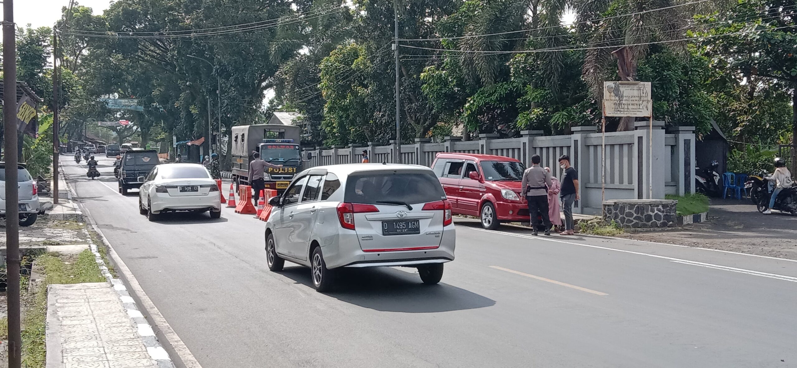 Penyekatan dan pemeriksaan kendaraan yang masuk ke Kota Tasikmalaya tepatnya di jalan Ibrahim Adji (Foto: Nanang Yudi/dara.co.id)