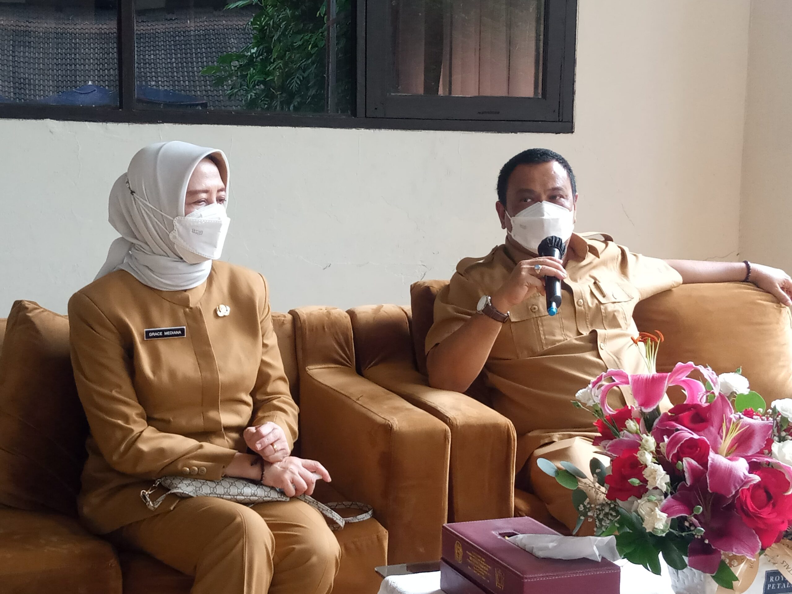 Kepala Dinas Kesehatan, dr Grace bersama Kepala Dinas Tenaga Kerja Kabupaten Bandung Rkmana saat diwawancara para wartawan (Foto: Istimewa)