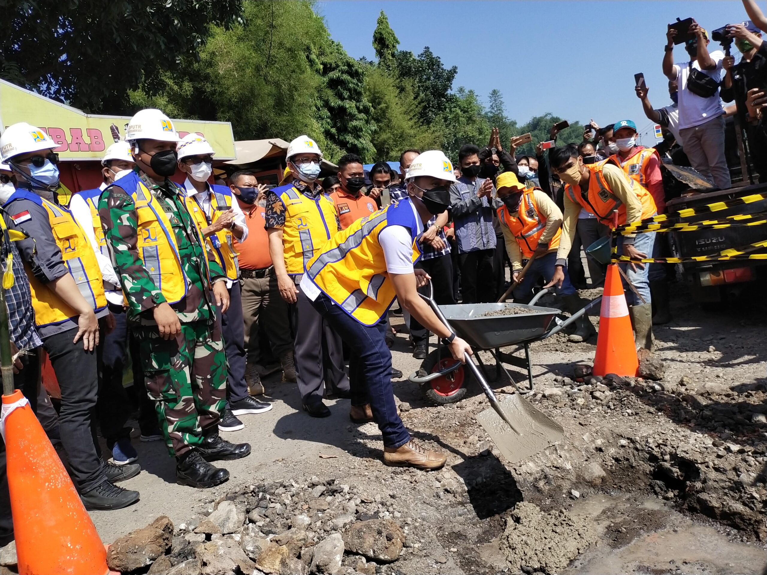  Plt Bupati Bandung Barat Hengki Kurniawan saat peletakan batu pertama perbaikan jalan wilayah selatan, di Jalan Alun-alun Cililin (Foto: Heni Suhaeni/dara.co.id)