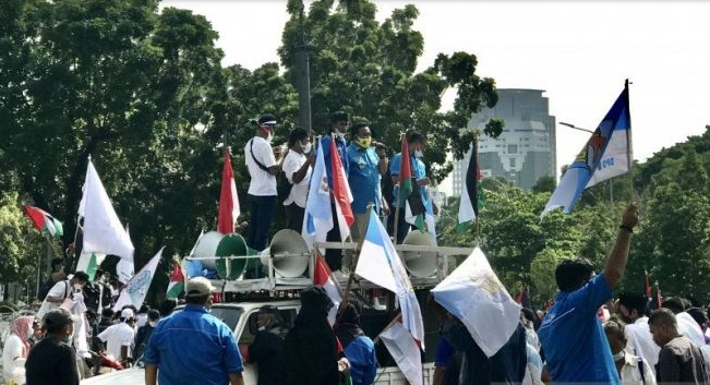 Ketua Umum DPP KNPI Haris Pertama (di atas mobil) berorasi saat berunjuk rasa depan Kedutaan Besar Amerika Serikat, di Jakarta, Selasa (18/5/2021), untuk menyuarakan dukungan kepada bangsa Palestina. (ANTARA/Genta Tenri Mawangi/suara.com)