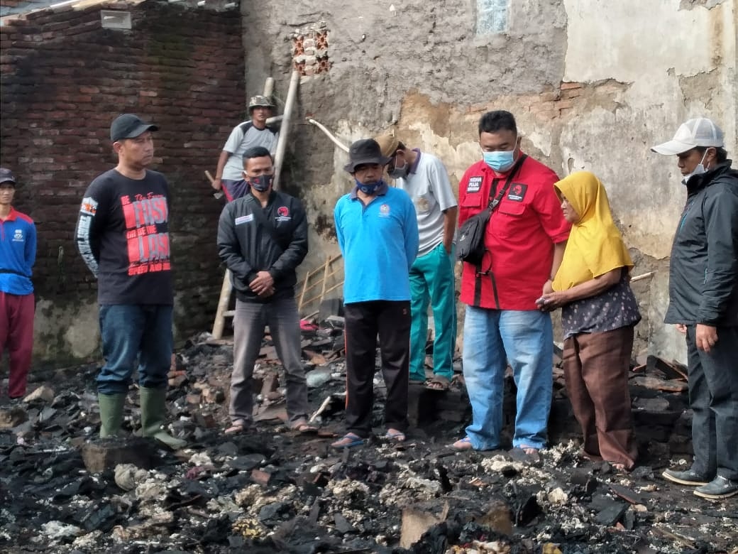 Anggota DPRD Garut Fraksi PDI Perjuangan saat meninjau korban kebakaran di  Kampung Ciamana, Desa Sindangratu, Kecamatan Wanaraja, Kabupaten Garut (Foto: Istimewa)