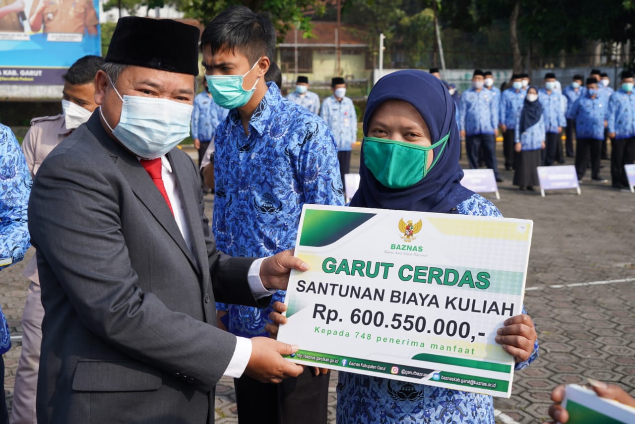 Bupati Garut, Rudy Gunawan, secara simbolis memberikan penghargaan serta bantuan kepada unsur pendidikan jenjang PAUD, TK, SD, dan SMP, pada upacara peringatan Hari Pendidikan Nasional (Hardiknas) Tahun 2021 di Lapang Setda Garut, Jalan Pembangunan, Kecamatan Tarogong Kidul, Kabupaten Garut (Foto: Andre/dara.co.id)