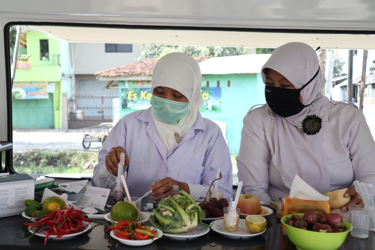 Petugas dari Pemkab Garut melakukan pemeriksaan bahan pangan di Pasar Guntur Ciawitali, Kecamatan Tarogong Kidul (Foto: Andre/dara.co.id)