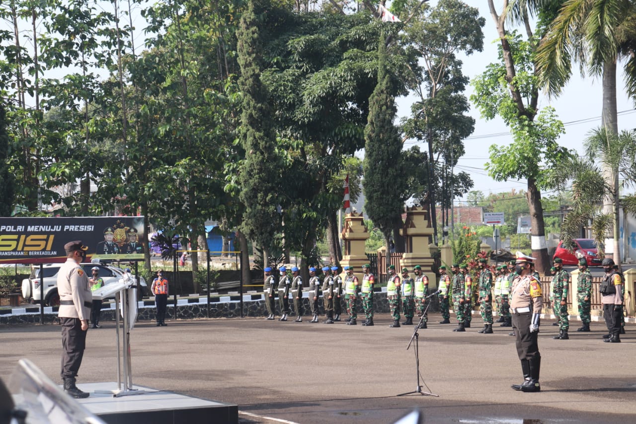 Kapolres Garut, AKBP Adi Benny Cahyono, memimpin apel Gelar Pasukan Operasi Ketupat Lodaya 2021 di Halaman Mapolres Garut, (Foto: Andre/dara.co.id)