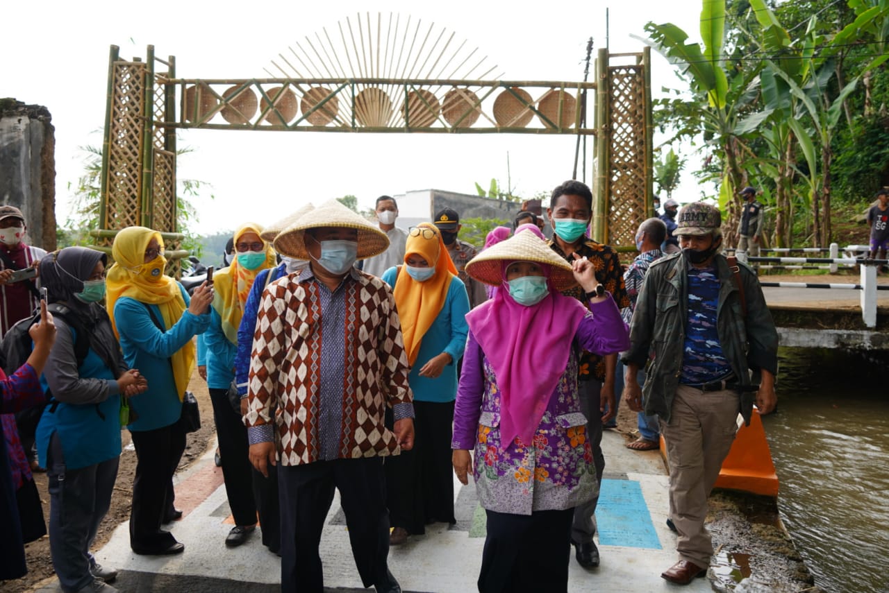 Bupati Garut, Rudy Gunawan, melakukan swafoto di beberapa spot foto yang ada di Desa Wisata Sindanggalih yang berlokasi di Kampung Cikacang, Desa Sindanggalih, Kecamatan Karangtengah, Kabupaten Garut (Foto: Andre/dara.co.id)