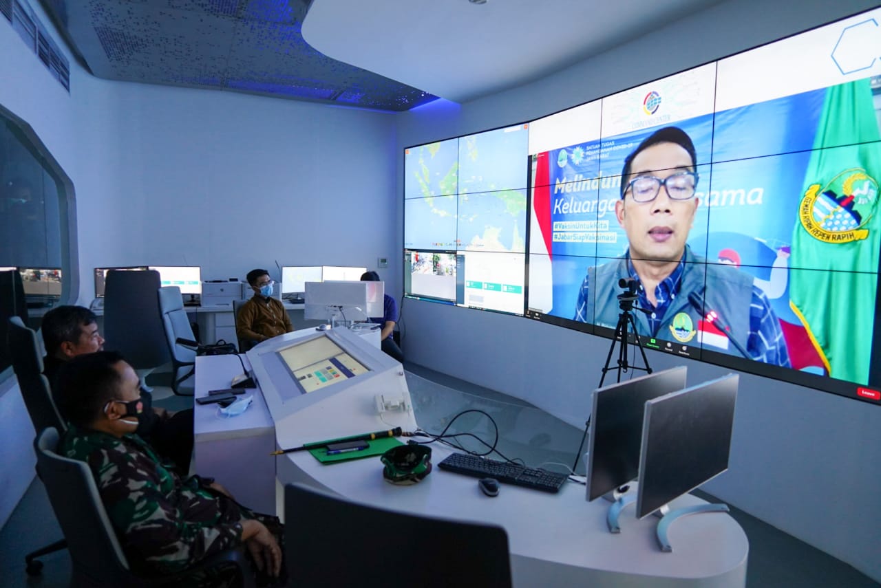 Bupati Garut, Rudy Gunawan, beserta unsur Forkopimda se-Jawa Barat mengikuti arahan dari Gubernur Jawa Barat, Ridwan Kamil melalui video telekonferensi di Gedung Command Center, Komplek Pendopo Garut, (Foto: Istimewa)