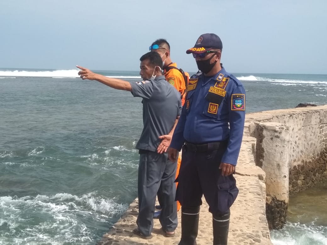 
Petugas gabungan melakukan penyisiran mencari korban yang belum ditemukan akibat terseret arus saat berenang di Pantai Santlolo, Kecamatan Cikelet, Kabupaten Garut, Senin (17/5/2021).(Foto : andre/dara.co.id)