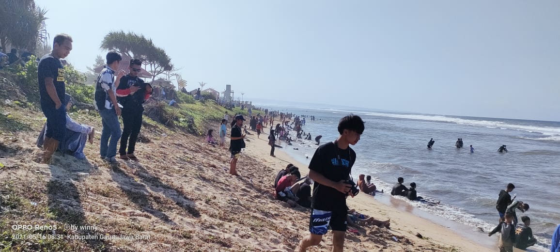 
Pengunjung memadati Objek wisata Pantai Sayang Heulang di Kecamatan Pameungpeuk, Kabupaten Garut, Minggu (16/5/2021). (Foto : andre/dara.co.id)
