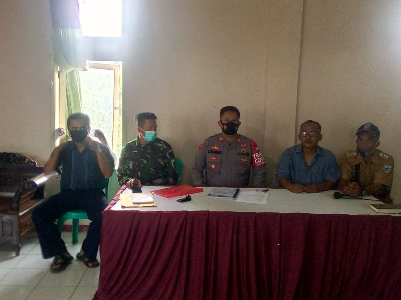 Ketua Panitian Pemilihan Kepala Desa (PPKD) Desa Mekarsari, Kecamatan Bayongbong, Kabupaten Garut, Naryana, memberikan keterangan di Aula Kantor Desa Mekarsari, Kecamatan Bayongbong, Kabupaten Garut, Rabu (19/5/2021) (Foto: Istimewa)