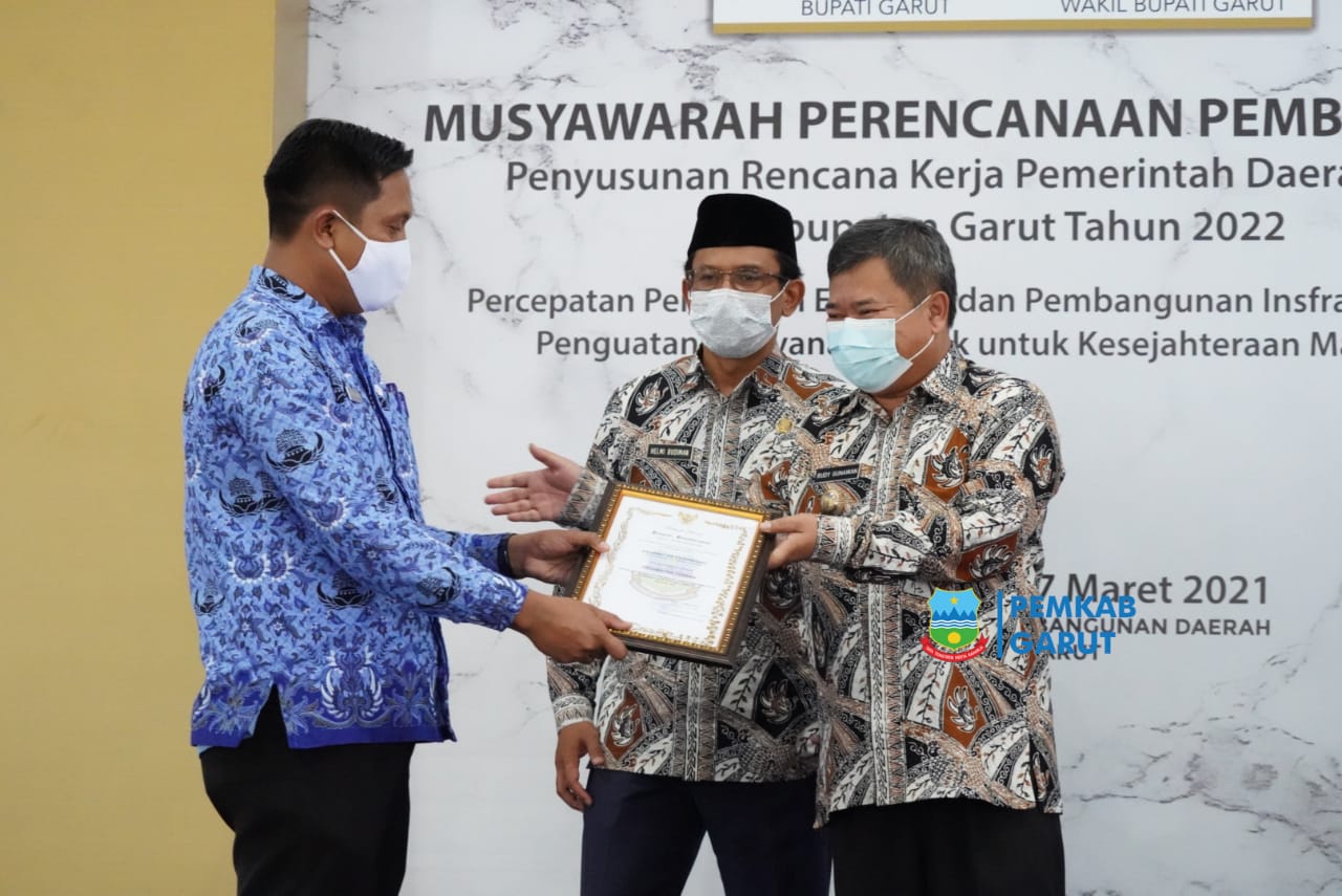 Camat Pasirwangi, Saepul Hidayat, mendapatkan penghargaan dari Bupati Garut, Rudy Gunawan, dalam pelaksanaan Musrenbang Tingkat Kabupaten Garut (Foto: Istimewa)
