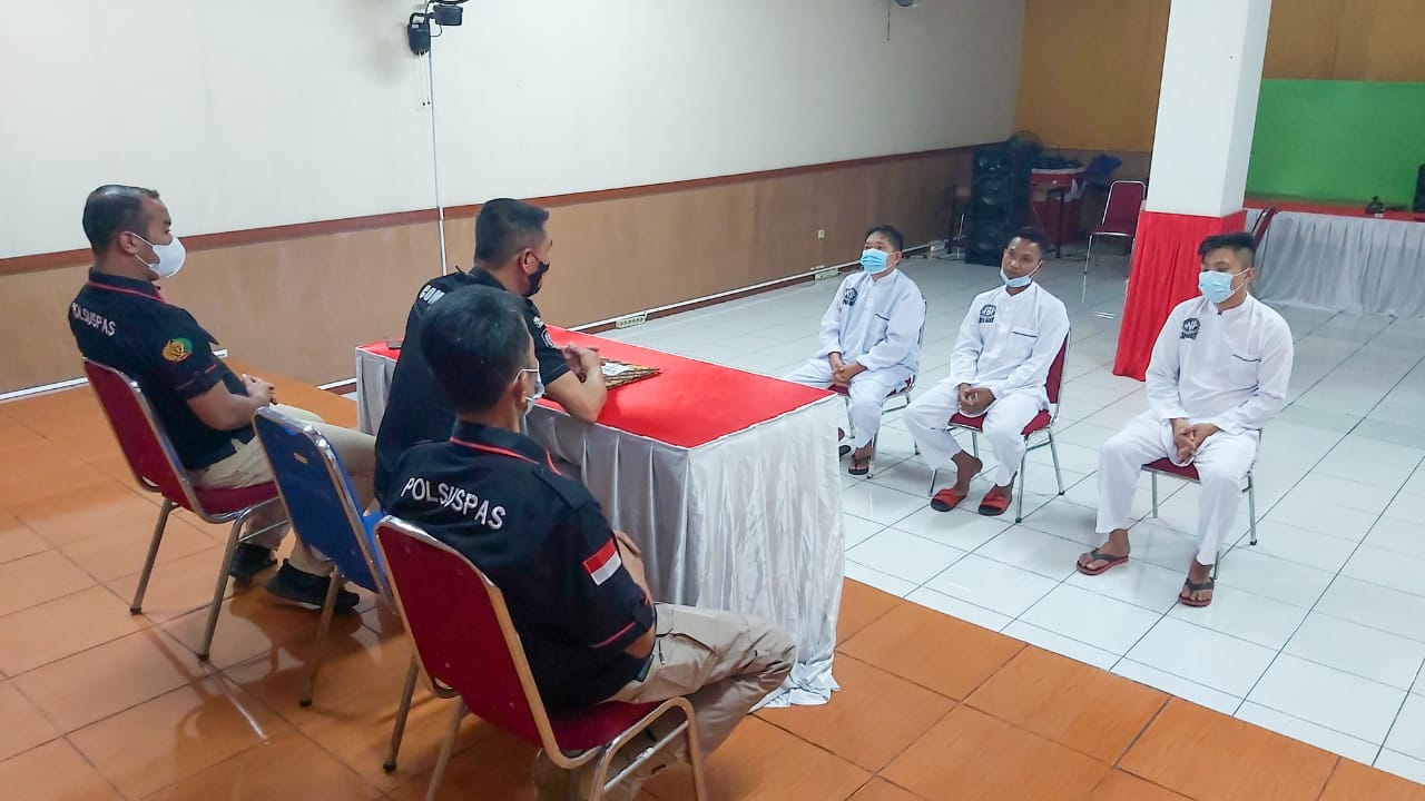 Kalapas Kelas IIB Garut, RM Kristyo Nugroho, didampingi Kasi Binadik, Febrian Sony, dan Kasubsi Registrasi, Ahmad Syarif, menyerahkan SK Remisi Khusus Waisak kepada warga binaan yang beragama Budha di Lapas Kelas IIB Garut (Foto: Istimewa)