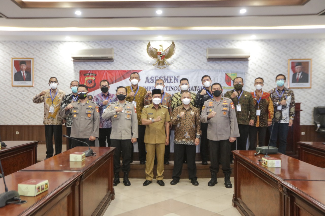 
Bupati Bandung Dadang Supriatna dan pejabat dari Polda Jabar berfoto bersama dengan 10 peserta seleksi terbuka Jabatan Pimpinan Tinggi Pratama Sekretaris Daerah (Sekda) Pemerintah Kabupaten Bandung, yang mengikuti tahapan asesmen yang digelar di Markas Komando Polda Jabar, Bandung, Kamis (27/5/2021). (Foto : Humas Pemkab Bandung)
